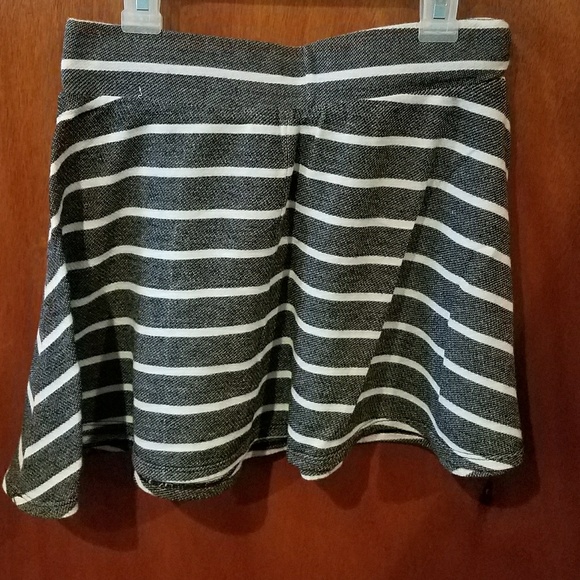🎀3/$22🎀 Striped Mini Skirt - Picture 2 of 4